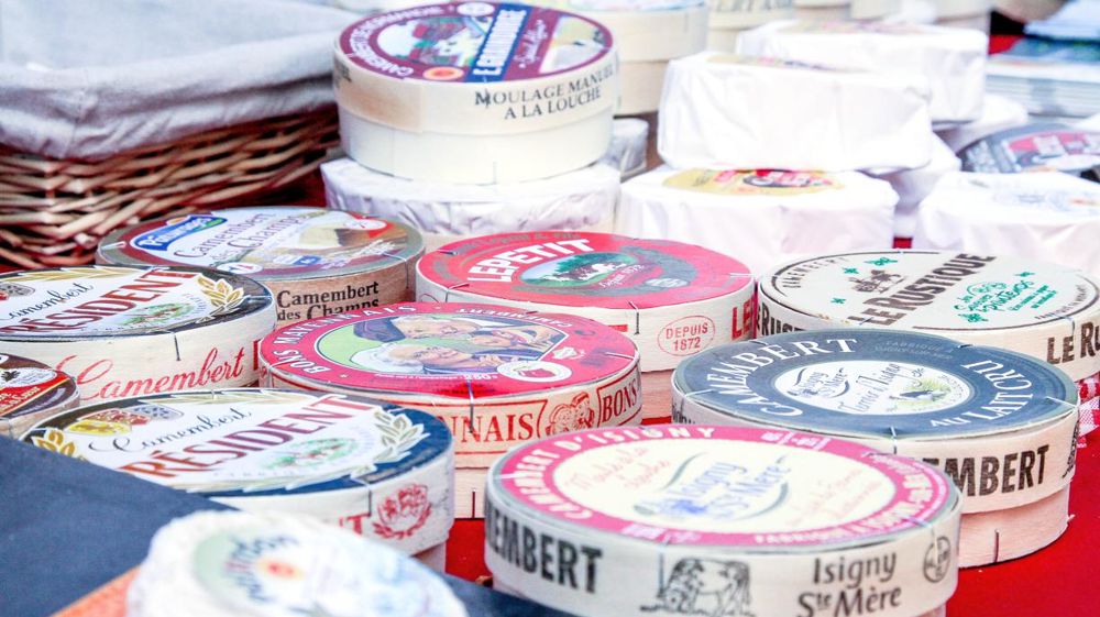 Les mentions « AOP de Normandie » et « fabriqué en Normandie » cohabitent dans les rayons. La première est encadrée par un cahier des charges qui garantit, depuis le 1er mai 2017, un minimum de 50 % de race normande dans les troupeaux. © A. Dufumier